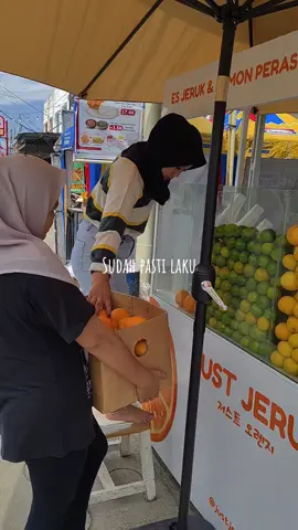 “Udah ada yang laku?” – “Belum.” – “Terus kalo nggak laku?” – “Pasti laku lah!” 😂🍊 Karena yang segar, asli, dan nikmat… selalu dicari. Lokasi : Jl Raflesia No 50b, Nusa Indah, Kota Bengkulu (disamping Indomaret Nusa Indah) #JustJeruk #BengkuluSegar #SunkistBengkulu #jerukperas #kulinerbengkulu #sunkistperas 