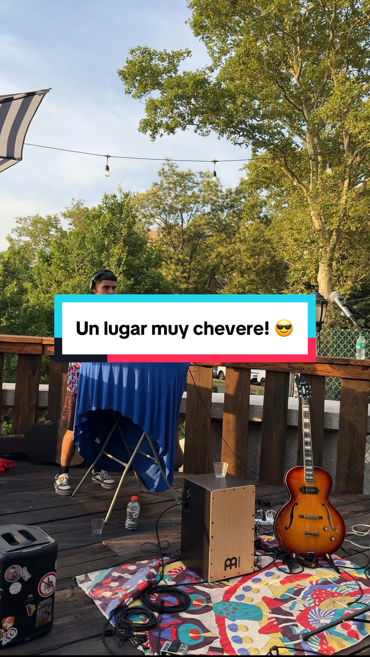 Amo la música en vivo y este lugar se presta para pasar un rato disfrutando de ella!  Artistas presentes ese día  @F A U S T I N O y CONOR JONES.                  @c0rnc0bbl3r y también estuvo como DJ @djshik0 EN INSTAGRAM   #yemayacafe #musicaenvivo #music #newyork 