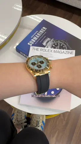 “Rolex Daytona 126518LN — Gabungan sempurna emas kuning 18K dengan dial biru turquoise yang memukau! 💙 Dilengkapi bezel seramik hitam, tali Oysterflex yang selesa, dan enjin Calibre 4131 berprestasi tinggi. Bukan saja jam tangan, ini adalah simbol gaya dan status. Limited & susah dapat — nampak, terus grab! ⏱✨” #RolexDaytona #126518LN #TurquoiseDial #Oysterflex #LuxuryWatch #JamMewah #RolexMalaysia