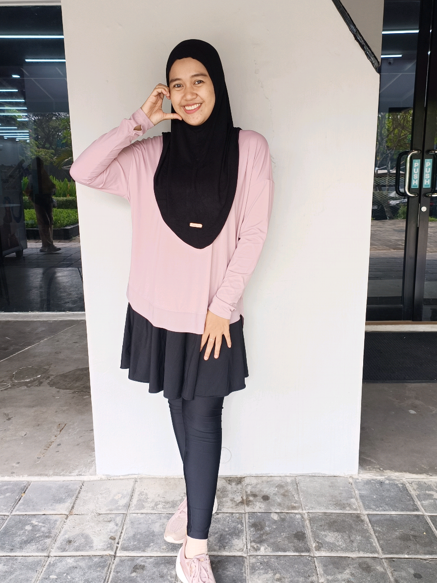 •• Workout •• Tidak ada kata terlambat untuk memulai. Dari awal tahun 2025 udah masukin resolusi hidup sehat di tahun ini, salah satunya daftar gym. Dan akhirnya baru terealisasikan di pertengahan tahun. Kenapa baru mulai di akhir July?  Ya karena nunggu tahun ajaran baru, jadi aku bisa nge-gym selama Nomi di sekolah. Yey finally !! 🎉 Ternyata ibu-ibu yang bisa olahraga saat anak sekolah itu adalah AKU 🤭 Daftar gym ini juga sebagai early birthday gift dari pak suami . Xoxo thank you untuk support istrinya biar jadi lebih sehat lagi.  😘 Buibu sekalian udah pada mulai olahraga apa nih? Cerita-cerita yuk di komen biar pada ketularan semangat 👇 #workout #gymlifestyle #momlife #fithub #fyp 