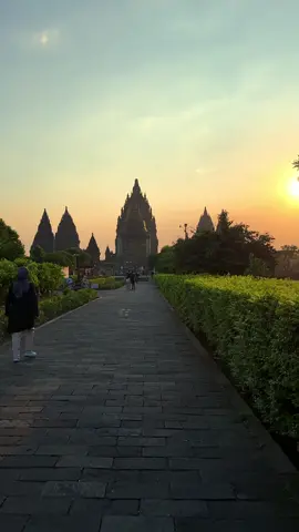 Candi Prambanan, ,masih menjadi salah satu wisata favorit saat berlibur di Jogja  ➡️ Sewa mobil dan driver Jogja  ➡️ Paket wisata Jogja  ➡️ Private trip ➡️ Dll #sewamobiljogja #paketwisatajogja #wisatajogja #jogja #candiprambanan 