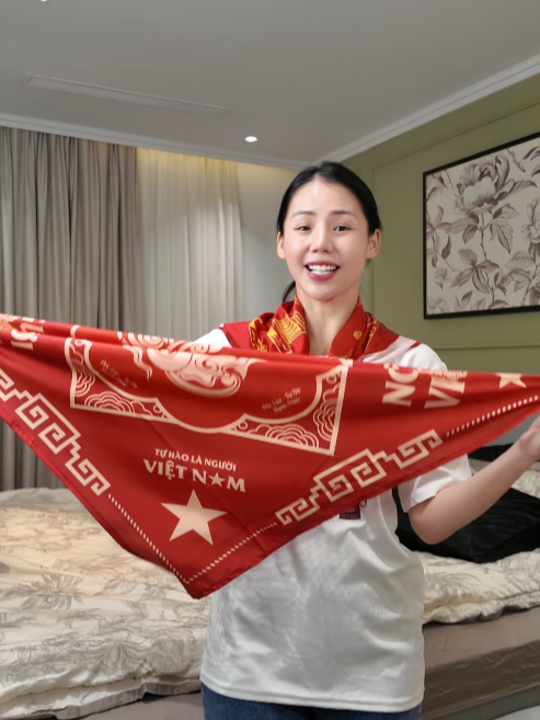 Em khăn lụa này không chỉ để làm đẹp, mà còn thể hiện tình yêu quê hương đó nhaa #huongly #tiktokshop #review #quockhanh #quockhanh2thg9 #Khanyeunuoc #khanquangcoyeunuoc