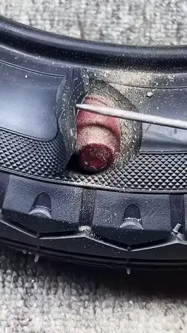 Cukup sekali lem pakai Lah Kie Shoe Glue, sepatu langsung nempel erat!
