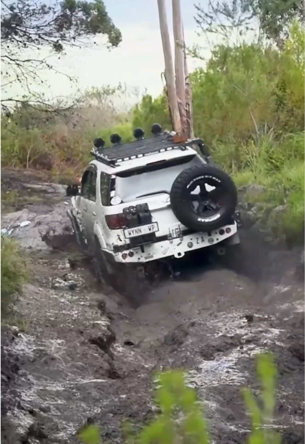 That's how you do it!  Throwback to an awesome trip to Honingklip when that mudhole was a proper challenge. On that day, it was only this Fortuner that made it through that mudhole and he did it with style!  🚙 @dainewynn  📸 @dieterpey  #toyota #hetatata #mudbog #fortuner #cartok 