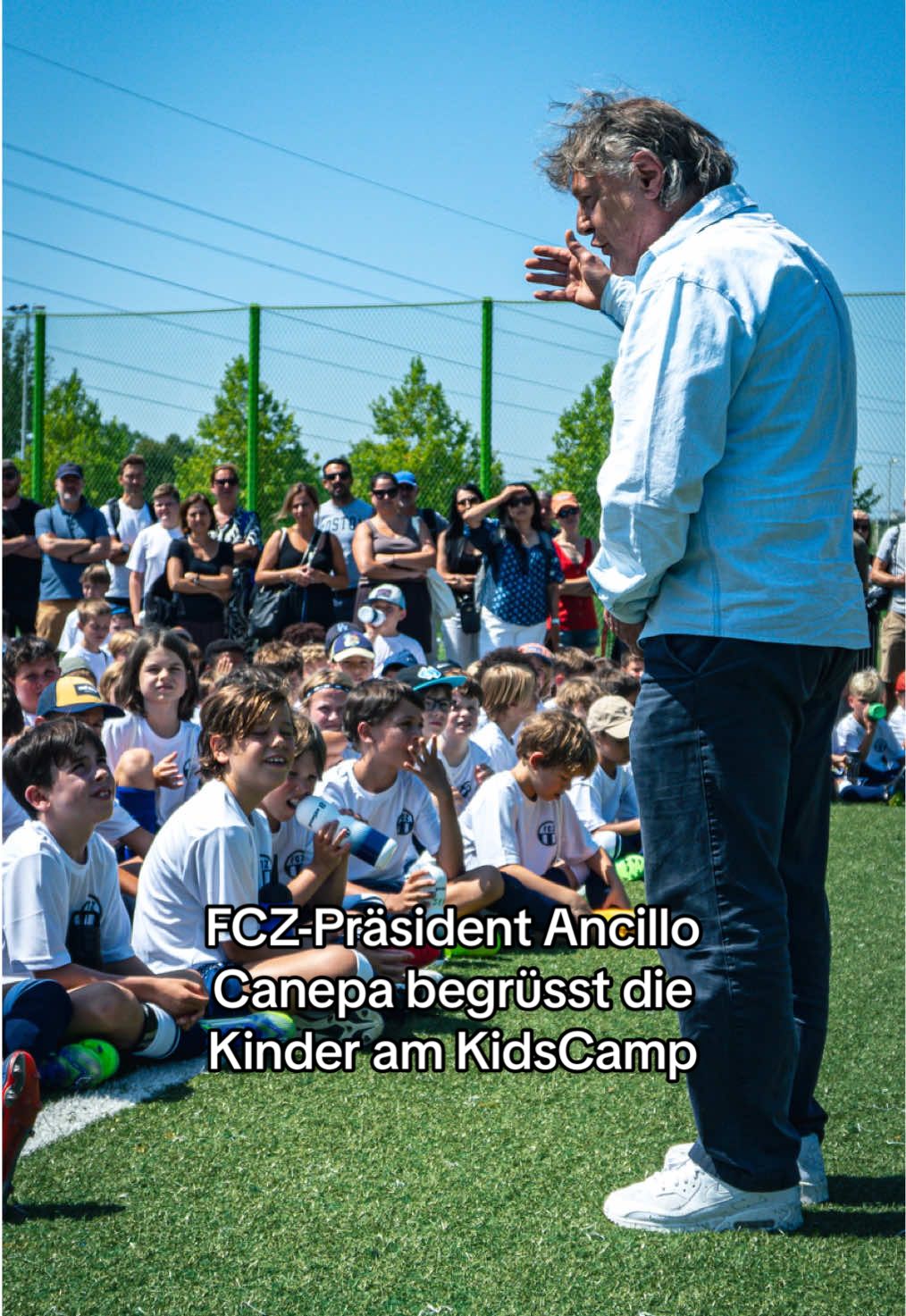 👦👧 Anlässlich des KidsCamps hat FCZ-Präsident Ancillo Canepa die fast 300 Kinder im Heerenschürli persönlich begrüsst. 💬 Wir wünschen allen Kindern eine Woche voller Spass, Freude und Fussball! 💙🤍 #fcz