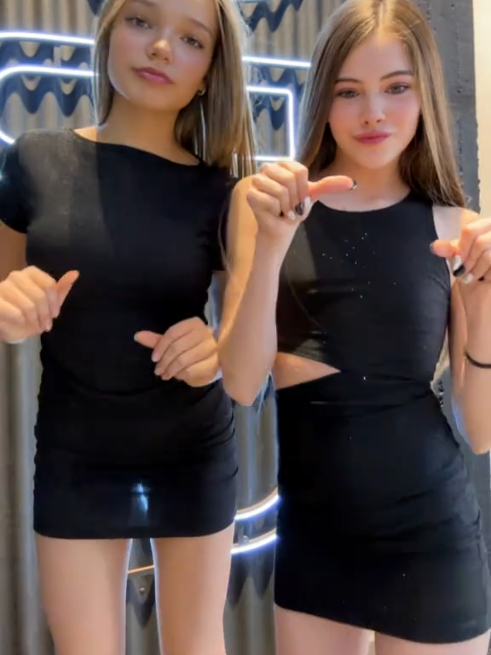Vestido de negro. Pia y Lalu. More? Link in bio ❌️  #socippo #teenmodel #modafeminina 
