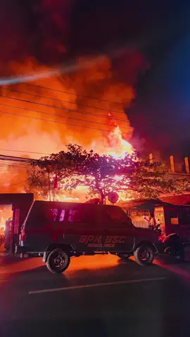 Semoga kita selalu dalam lindungan yang maha kuasa, dan bagi korban yang terdampak semoga diberikan ketabahan dan kesabaran  📍Kebakaran Jalan Jafri Zam zam #fyp #pemadambanjarmasin #banjarmasin #beranda #pemadamkebakaran #damkarcore #damkarbanjarmasin #viral #kebakaran #bpkbanjarmasin 