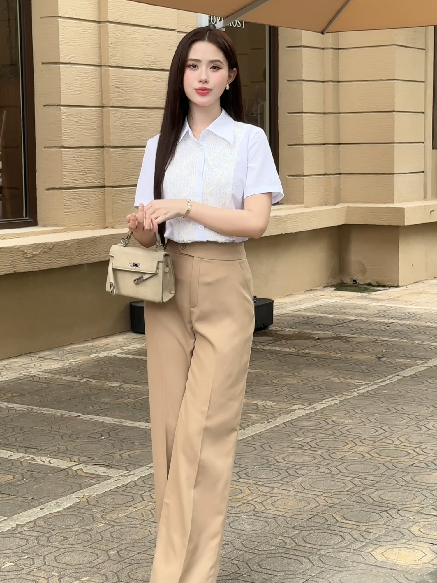 ✨ Thanh lịch mà vẫn đầy cuốn hút 🌸 Áo sơ mi cổ Đức phối ren tinh tế, vừa giữ nét chỉn chu công sở, vừa thêm chút mềm mại nữ tính. Phối cùng chân váy hay quần tây đều đẹp chuẩn gu nàng hiện đại. #ukfashionofficial #somicongso #quancongsonu #thoitrangcongso #OOTD #setdoxinh #xuhuong