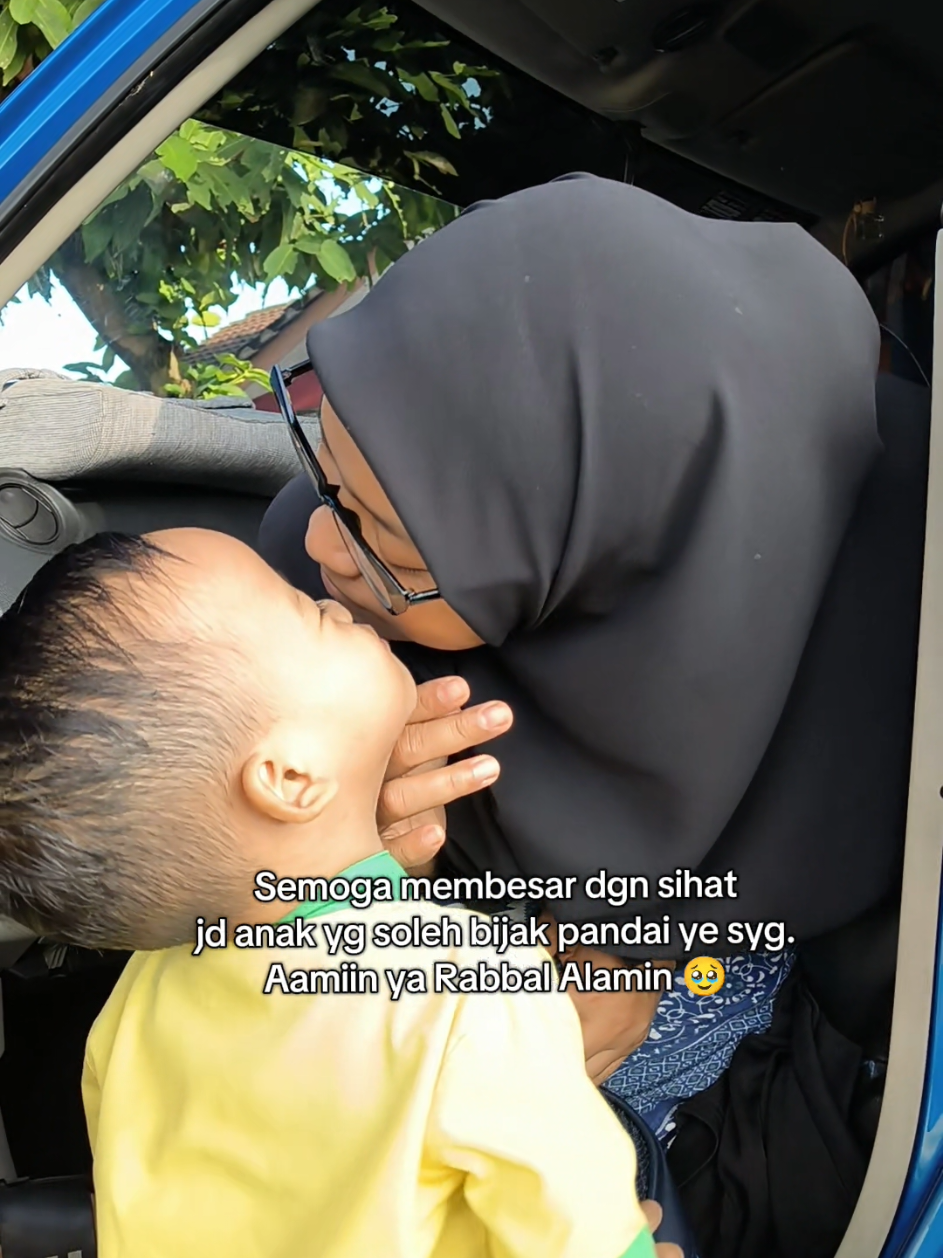 2tahun 4bulan dah hantar pergi playschool. Mcm tula drama setiap pagi selama 2minggu. Skrg Alhamdulillah dh goodboy walaupun ade hari²nye sesekali dia moody buat perangai drama dia. Kenapa kecik² dah hantar sekolah? Sbb dulu abang²nye pun sama. Lgpun kat rumah dia boring tgk tv je takde kwn. Kalau hantar playschool ramai kawan sebaya dia and banyak aktiviti dia boleh buat dgn teacher². Alhamdulillah 🫶🏻 #SameenSafiras  #SamFeyaJR3  #AnakSamFeyaVideo 