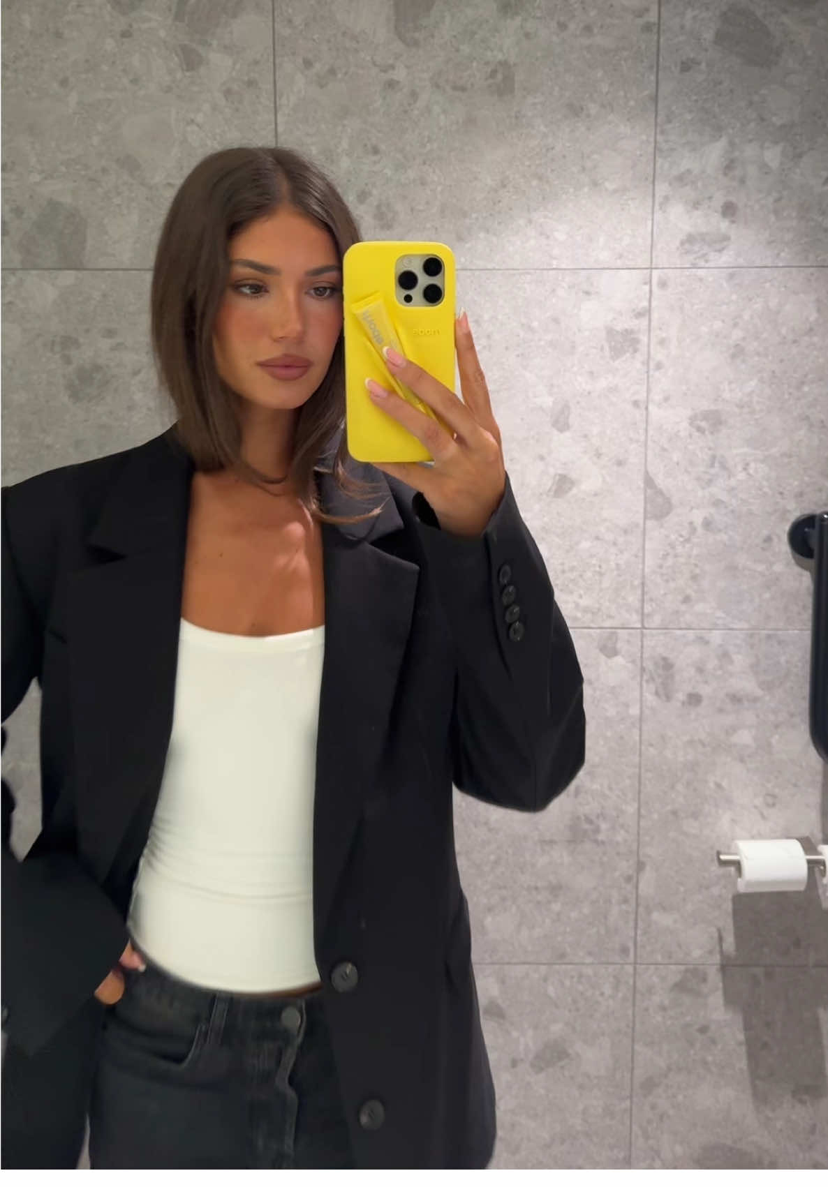 This bathroom lighting >>