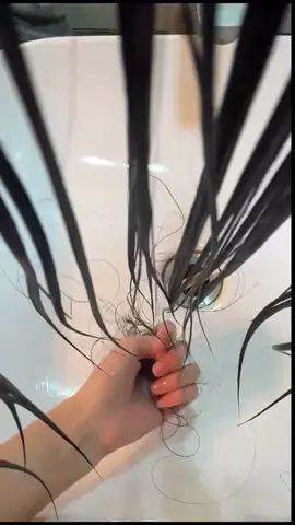Rụng tóc mỗi ngày không còn là chuyện bình thường!!! Tình trạng này không đơn thuần là thay tóc theo chu kỳ, mà có thể cho thấy nang tóc đang suy yếu, bị bít tắc do dầu thừa, vi khuẩn hoặc thiếu hụt dinh dưỡng. Nếu không can thiệp kịp thời, nang tóc có thể teo lại khiến tóc mới khó mọc lên, sợi tóc thưa mảnh và nguy cơ hói đầu tăng cao. Việc thăm khám và điều trị sớm với phương pháp phù hợp sẽ giúp phục hồi nang tóc, cải thiện mật độ tóc và giảm tình trạng rụng tóc.#rungtoc #xh #xuhuong #xuhuongtiktok #rung_toc_sau_sinh 