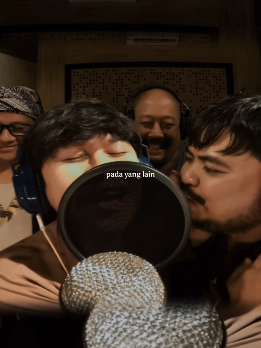 Template lagu anggur merah  Cover komika.. Lagu sedih jadi lucu 🤣 @Andre Taulany Store @Falcon Pictures @Baba Rigen  #CapCut #trending #viral #fyp #liriklagu 