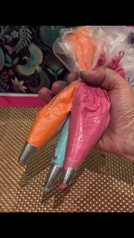 BUTTERCREAM PIPING TUTORIAL 😍#cake #cakedecorating #tipsandtricks #fanpage #cupcake 