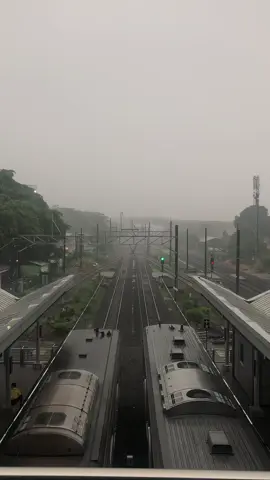 Suasana hujan di stasiun. ingat siapa biasanya kalo hujan? #hujan #stasiun #foryou #krlcommuterline #kenangan 