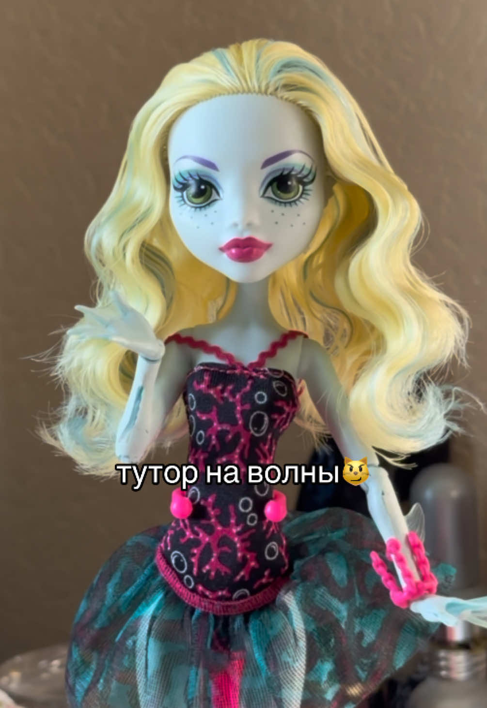 конечный результат зависит от того, насколько аккуратно вы закрепите волосы между трубочками. так как эта кукла пойдет на ооак, я не особо заморачивалась с некоторыми торчащими волосками🙌🏻 #monsterhigh #монстрхай 