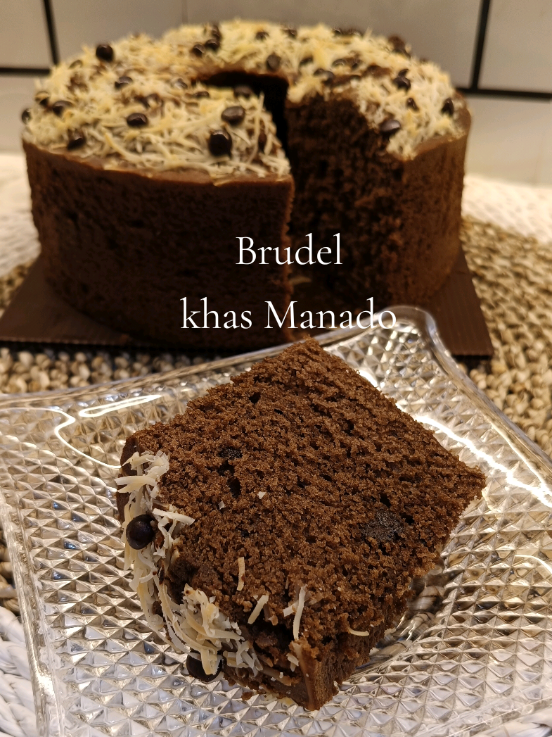 Setelah donat cair, terbitlah roti cair. Kue brudel khas Manado, perpaduan Roti dan Bolu. Kali ini saya buat rasa Coklat(Blackforest). Teksturnya lembut, moist dan ga bikin seret di tenggorokan. Cobain yuk!!! Brudel khas Manado 2 sachet kental manis coklat 100 mL air hangat 200 gr tepung terigu pro sedang 100 gr gula pasir(saya dark brown sugar) 1 sdm susu bubuk 2 sdm coklat bubuk Sejumput garam 1 sdt pasta blackforest 2 butir telur 75 gr mentega 1 sdt ragi instan 50 gr coklat chips (optional) Toping sesuai selera #resepsimple  #brudelmanado  #cemilan #baking #fyp 