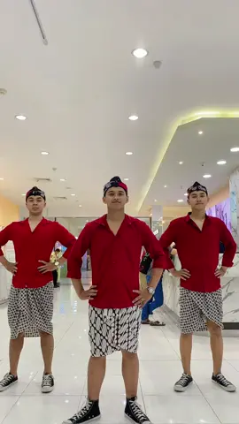 Outfit simple buat karnavalan bulan ini guys🥳🤩 Buruan ke store kami sebelum kehabisan🥳🤩 #promomakanmerdeka #indonesia🇮🇩 #lomba17agustus #roxysquarejember #karnavalan #karnavalagustus #jembertiktok #fyp #roxysquarejember👍👍 #dirgahayuindonesia #semangatpagi #trending #lomba17agustus #fyp #fashionpria #indonesia🇮🇩 #republikindonesia 