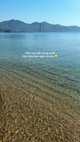 Hôm nay biển trong xanh. Ra Nha Trang chơi đi nào mấy ní 😉 #nhatrang #nhatrangbeach #nhatrangreview #sea 