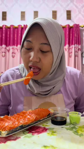 Nyobain salmon sashimi