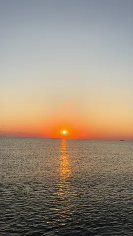 Sahilde koşturmanın tadını en güzel getiren şey denizden gelen dalgaların sesi ve suyun köpürmesidir. #samsun #atakum #run #koş #deniz #sahil #güneş 