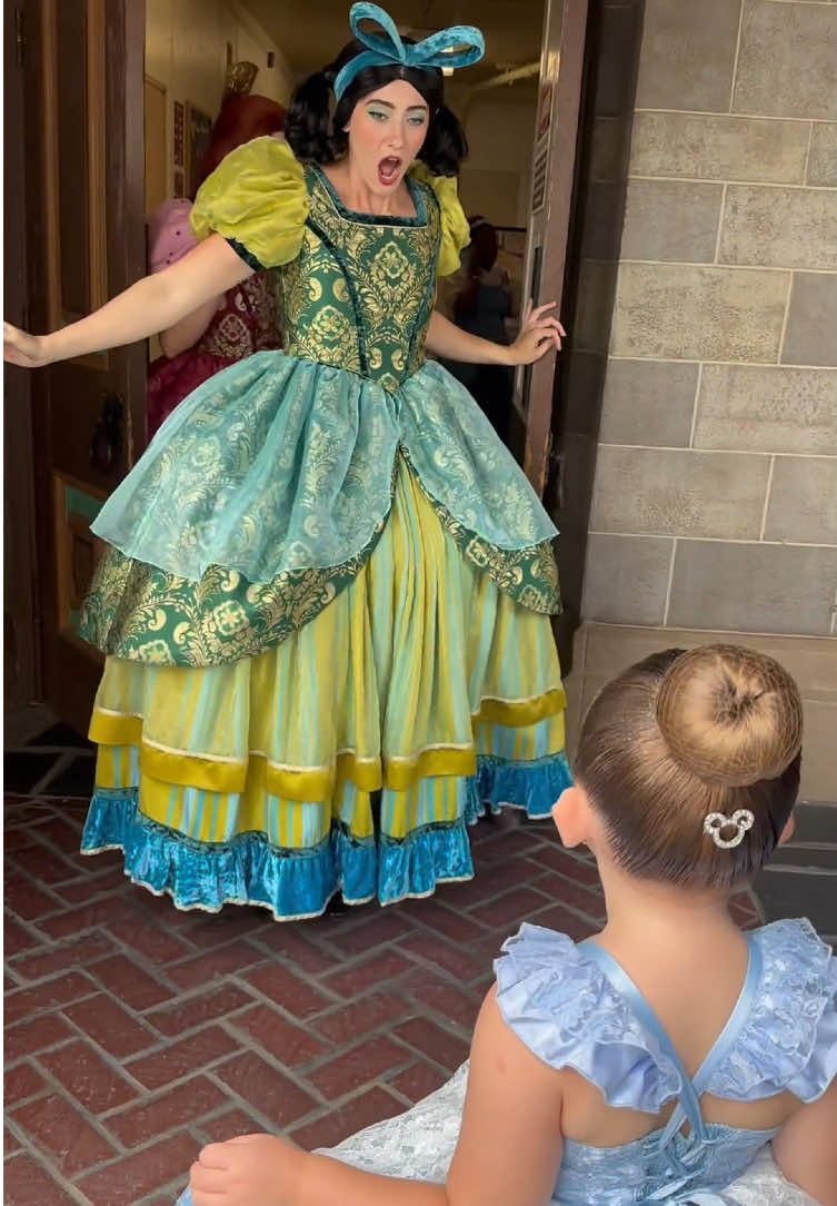 Kids meet with their favorite Disney characters ❤️ #disney #disneyland #disneyworld #baby #Love #usa #core 