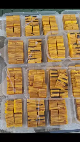 lapis telunak [telu enak]semua nya lapis premium ada 3 rasa yang beseller [keju,prunes,cempedak] bisa kirim ke seluruh indonesia yok di co 