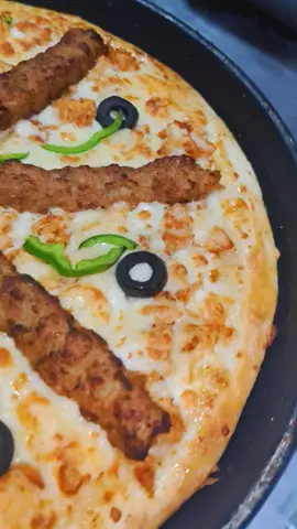 Behari Kabab Pizza 🍕😋#trandingpizza #btalianpizza #umairchef #virulvideo @Cнᴇғ Uмᴀιʀ 👨🏻‍🍳❤️ 