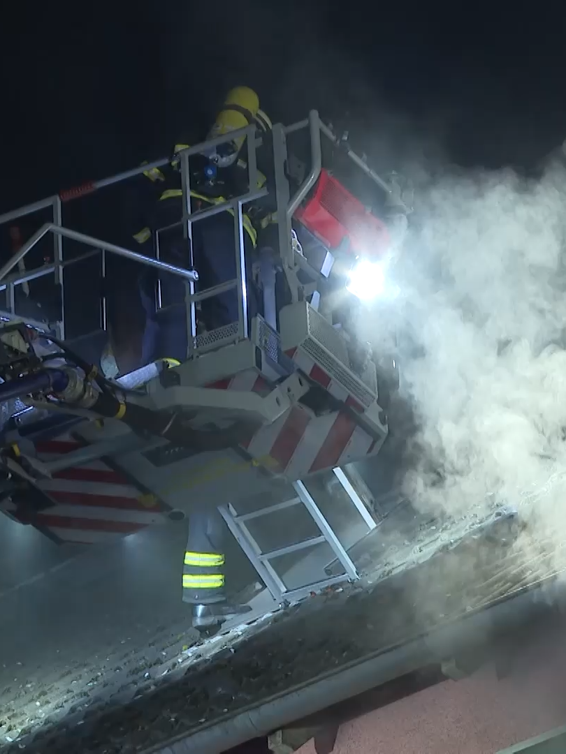 12.08.2025 // Hamburg-Eidelstedt In den frühen Morgenstunden musste die Feuerwehr einen Wohnungsbrand im Hornackredder bekämpfen und mehrere Menschenleben retten.  #feuerwehr #polizei #blaulicht #fyp #Hamburg #verletzt #rtw #nef #brand #rettung #menschenleben #eidelstedt