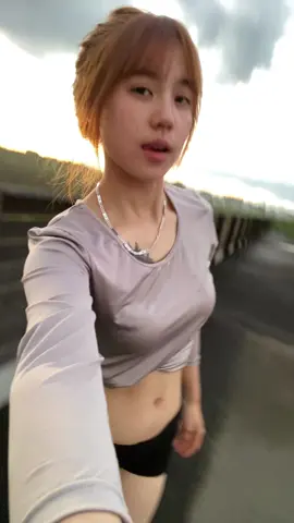 Ôm lấy ai bây giờ 🫣