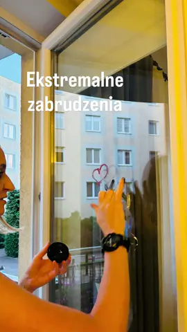 Rajpad radzi sobie z trudnym brudem — pomadka, pasta do butów. Jedna rękawica, czysta szklanka, zero przeniesionego brudu. Woda spływa, powierzchnia czysta i bez chemii! #sprzątanie #ekstremalnie #dom #jak 