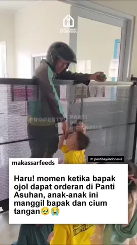 Momen saat bapak ojol ini mengantarkan ke panti asuhan bayi, lihatlah respon dari anak-anak ini🥹😭 Manggil-mangil bapak bahkan sampai ada yang salim😭 Fllow👉 @makassarfeeds #makassarfeeds 