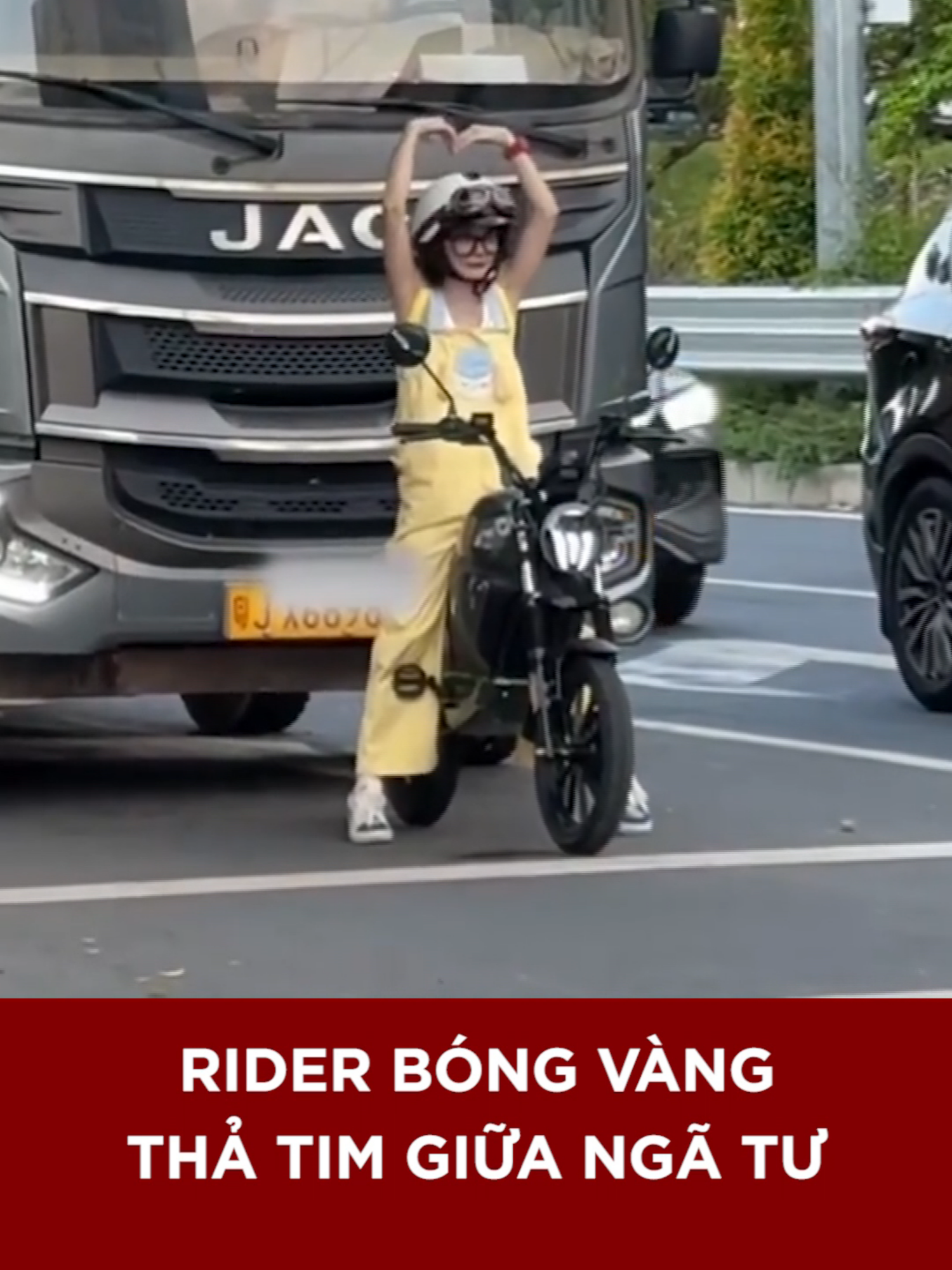 RIDER BÓNG VÀNG THẢ TIM GIỮA NGÃ TƯ | Mekong Daily #rider #cogai #ngatu #haihuoc #dethuong #xedap #xedapdien #xedien #mekongdaily