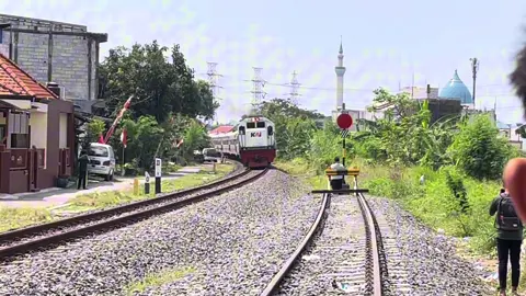 spot rawan api #lokomotifkobong #keretaapiindonesia #railfansindonesia #fyp #foryou #kai121 #keretaapi #cc201 #fypage 