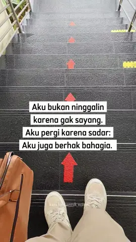Klien saya datang sambil nangis, katanya: ‘Saya gak kuat lagi, Kak…' .  Itu curhatan klien saya soal pasangannya yang toxic. Banyak yang gak sadar, toxic relationship itu pelan-pelan ngancurin mental, bukan cuma fisik. Sebagai lawyer, saya selalu bilang: bertahan boleh, tapi jangan sampai kehilangan diri sendiri. 💬 Kamu atau temen kamu pernah ada di hubungan kayak gini? Ceritain di komentar. 🔁 Tag sahabat kamu yang perlu dengar ini sekarang juga. --- #toxicrelationship #curhatklien #lawyertiktok  #gueLawyerGueJelasin #MentalHealthAwareness