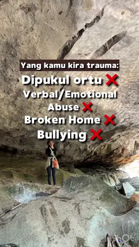 Trauma itu bukan kejadiannya. Trauma berasal dari Bahasa Yunani yang artinya secara harafiah yaitu WOUND (luka). Jadi, trauma adalah luka emosional dan psikis yang kita miliki karena sebuah kejadian 🥺 Tapi itu artinya kita justru sangat bisa sembuhin trauma. Ga perlu fokus sama kejadiannya, dan berusaha melupakan kejadian tsb. Melainkan SADARI DAN AKUI luka emosional apa aja di tubuh kita. Ini langkah pertama dan terpenting dalam menyembuhkan trauma. Nah, teman2, kalau kamu mau belajar menyadari dan mengurai trauma bareng2 dengan pejuang sembuh lainnya, kamu bisa ikut workshop online EXPRESSIVE WRITING FOR HEALING dipandu oleh aku - self mind mastery coach yang juga BPD & DEPRESSION SURVIVOR (poster acara bisa liat di post sebelumnya atau di instagramku ya) 💡Metode expressive writing sudah diriset dan dipakai oleh psikolog & psikiater di dunia untuk membantu mengurai emosi dan pikiran kita. 🗓 Sabtu 16 Agustus 2025 🕖 19.00 WIB (ONLINE) Sesi ini pay as you wish atau bayar semampu & seikhlasnya, berapapun itu yaa, sebagai bentuk komitmen belajar aja soalnya🙏🏻🥰 Kegiatannya akan ada pemaparan materi, praktek langsung bersama, dan sharing kisah/cerita/insight dari semua peserta. Setelah sesi, akan dibuat whatsapp group sebagai support group untuk para pejuang pulih dari trauma juga yaa. Sampai ketemu nanti 🩵 #trauma #innerchild #healing #journaling 