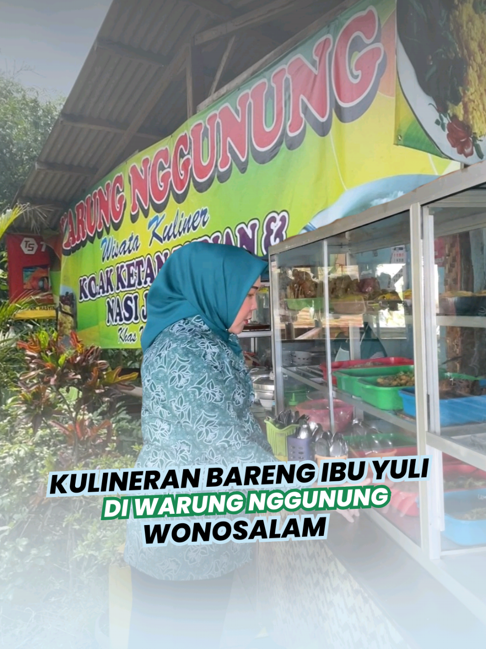 Mampir ke Warung Nggunung Wonosalam tuh wajib banget! 😋✨ Ibu Yuliati Nugrahani cobain nasi jagung komplit — ada urap, lodeh lompong, sambal, sama tahu gurihnya 🔥 Ending-nya? Ketan duren yang legitnya bikin susah move on 🤤💛 #KulinerWonosalam #TeamNasiJagung #yuliatinugrahaniwarsubi  #boloneabahwarsubi 