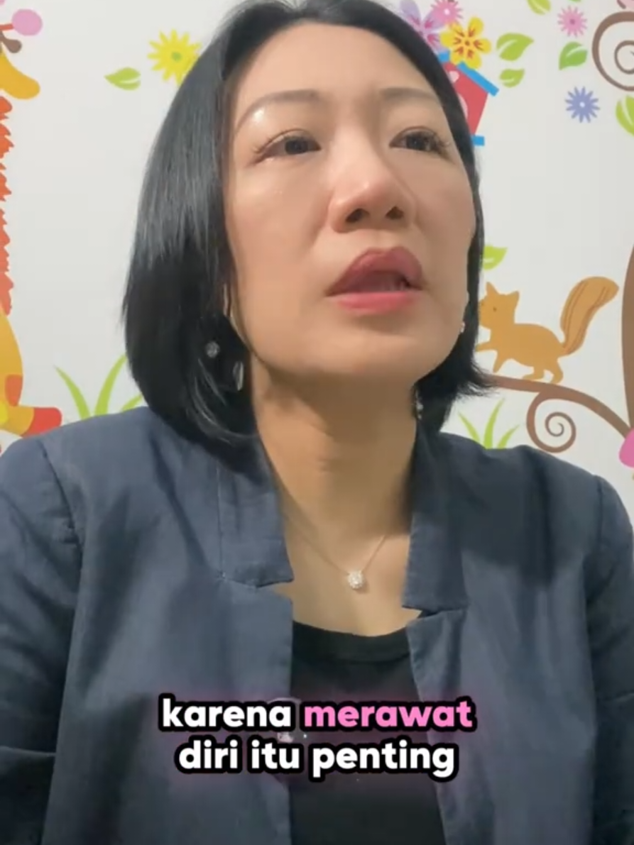 Tiap ibu pasti pernah ngerasa... kok kayaknya waktu buat diri sendiri selalu jadi nomor sekian. Padahal, isi ulang energi itu bukan kemewahan, itu kebutuhan. Jangan tunggu burnout baru sadar pentingnya istirahat. ✨ Mulai hari ini, beri izin ke diri sendiri buat istirahat tanpa rasa bersalah.  Follow @dr_esterhonoris untuk info kesehatan lainnya💙  #drEsterHonoris #IbuJugaManusia #MeTimeTanpaRasaBersalah #SelfLoveIbu