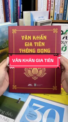 Văn Khấn Gia Tiên Thông Dụng – Cẩm Nang Giúp Lễ Cúng Đúng Chuẩn, Gia Đạo An Yên. Bạn loay hoay mỗi dịp giỗ chạp, Tết đến hay ngày trọng đại, không biết khấn sao cho đúng, đủ và thành tâm? Văn Khấn Gia Tiên Thông Dụng sẽ giúp bạn nắm trọn những bài khấn chuẩn mực, dễ hiểu, phù hợp cho từng dịp lễ – từ cúng gia tiên, cúng Tết, khai trương, nhập trạch cho đến lễ cầu an.  Chỉ cần mở sách, bạn sẽ biết mình cần nói gì để bày tỏ lòng thành và đón nhận may mắn, bình an. Sở hữu ngay văn khấn gia tiên thông dụng để mỗi lần cúng lễ là một lần trọn vẹn ý nghĩa, tổ tiên chứng giám, gia đạo hưng thịnh!#tiemsachbinhyen #sach #sachhay #BookTok #vankhangiatien 