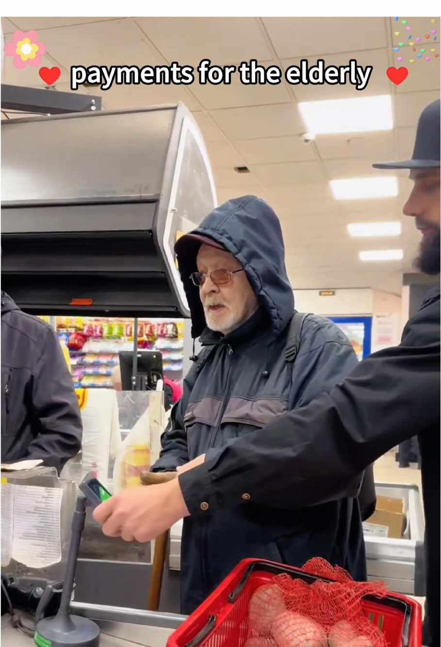 Paying for an elderly person at a supermarket 🥹//The elderly person’s reaction 🫡❤️🥹💕#usa #fyp #humanity #kindness #pay #warm #older #understanding #reaction 