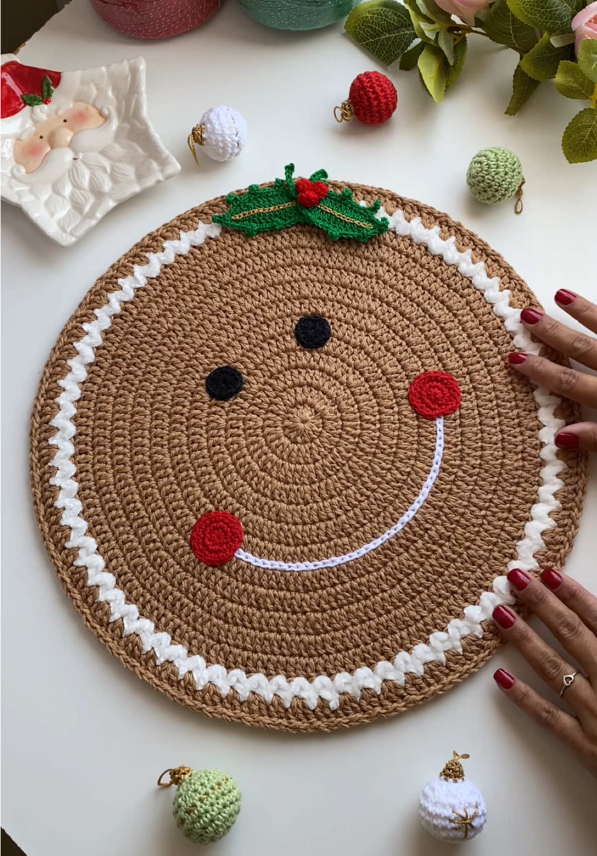 ✨🎄 Olha só esse americano natalino — Nosso Americano Ginger da Nic 😍✨ já dá pra sentir o clima do nosso GRANDE NATAL chegando! Dia 29 de agosto tem lançamento especial no Grupo VIP 🎁💌 E só quem estiver lá vai ter acesso às condições únicas e às primeiras peças! ➡️ Entra agora no grupo e garanta seu lugar na ceia mais linda do Instagram 🍷🕯️ #AmericanoNatalino #MesaPosta #Natal2025 #DecoracaoDeMesa #CrocheNatalino
