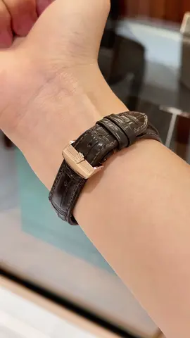 🍫 ROLEX DAY-DATE 118135 – CHOCOLATE INDEX | DÂY DA | 5xxtr🍫 Mặt số Chocolate tinh tế – kết hợp vỏ vàng Everose 18K và dây da cao cấp. Biểu tượng quyền lực, chuẩn phong thái doanh nhân thành đạt. #Rolex118135 #rolexdaydate #rolexChocolateDial #LuxuryWatch