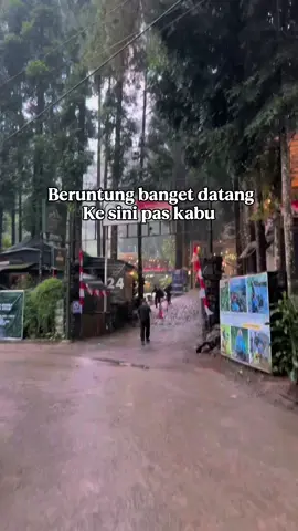 Beruntung banget datang ke sini pas kabut ❄️🌲 Suasananya jadi makin magis, serasa lagi di negeri dongeng ✨ #glampingpuncak #resort #seputarpuncak #puncakbogor #staycation #puncak #bikinlobetah #glamping 