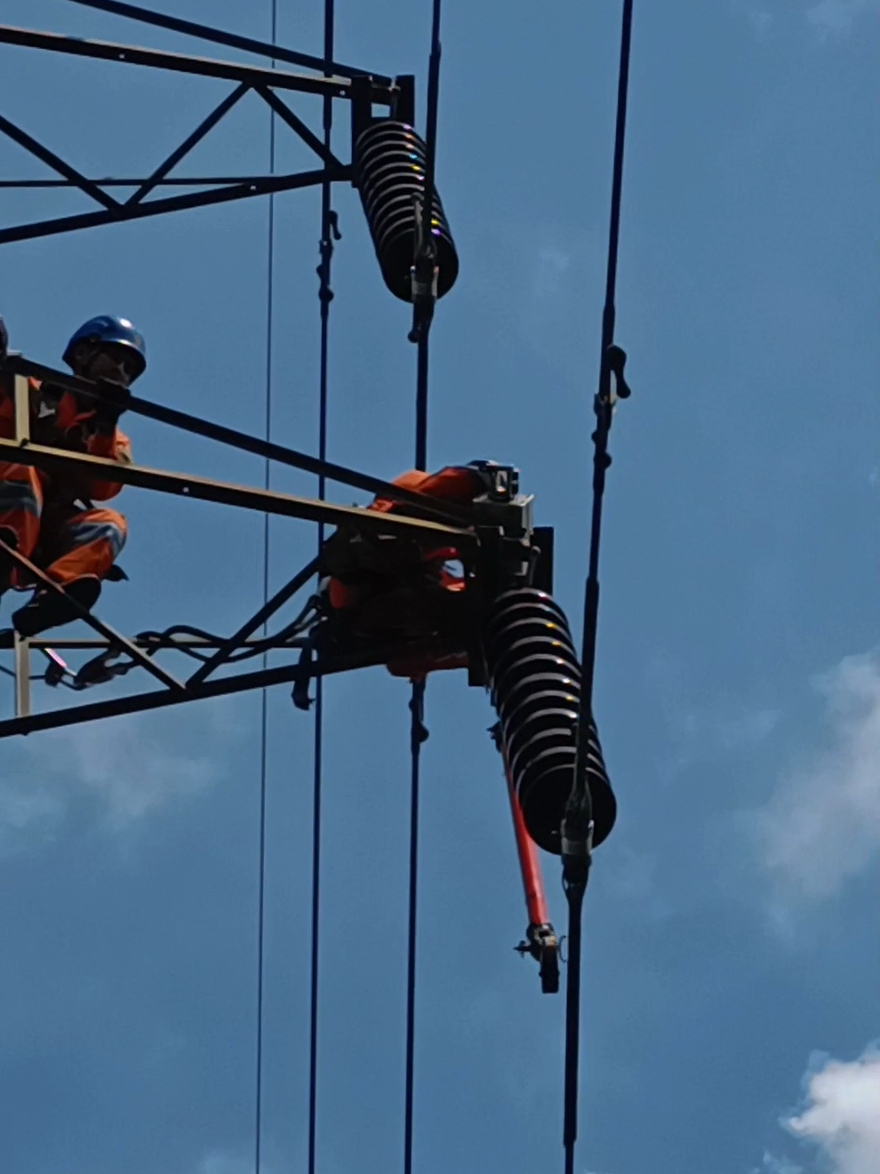 penggantian isolator T.179 pada jaringan PHT Langsa-P.Brandan 1. #pln #capcut #pdkb #liveline 