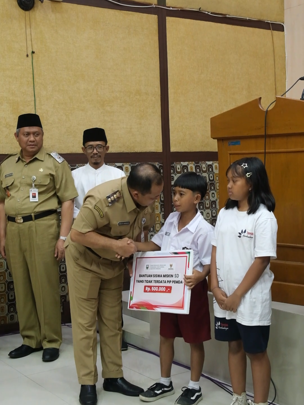 Alhamdulillah, kegiatan Pentasyarufan UPZ di lingkungan Disdikbudpora Kabupaten Semarang berjalan dengan lancar. Kegiatan ini menjadi wujud nyata kepedulian dan kebersamaan kita dalam mengelola serta menyalurkan zakat, infak, dan sedekah untuk membantu saudara-saudara yang membutuhkan. Terima kasih kepada seluruh jajaran yang telah berpartisipasi dan menggerakkan kebaikan ini. Semoga keberkahan selalu menyertai Kabupaten Semarang yang kita cintai.