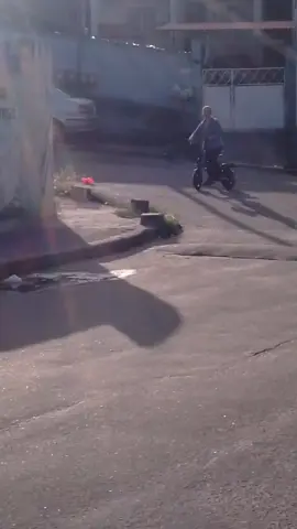 Comprei a bicicleta elétrica dobrável da shopee .🤭🤭 Graças a Deus, deu certo! 🤣🤣🤣 Não é que ela é boa mesmo, subiu as pequenas elevações do meu bairro, fui até trabalhar com ela, pedi pra minha aluna me filmar 🤣🤣🤣