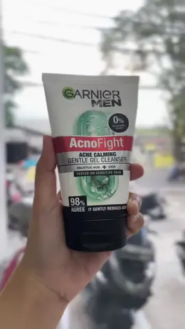 GMN Acno Fight Gentle Gel Cleanser - Gel cleanser pria yang optimal lawan jerawat, 100% nyaman di kulit, tanpa terasa kering! - Mengandung Salicylic Acid & Centella - Low Ph dan No Alcohol - Teruji klinis aman untuk kulit sensitif - Tekstur gel yang lembut di kulit #GWKSpectaContent #NYAMANLAWANJERAWAT #GarnierIndonesia #GarnierCC2025 #CPDSpectaAcnoFightGel