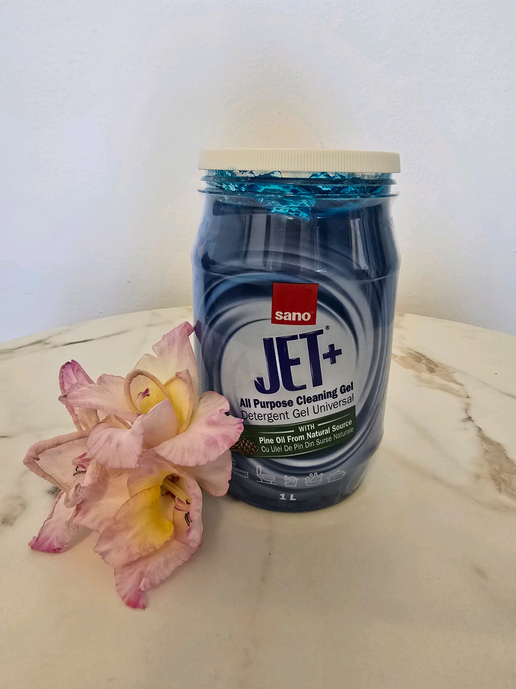 Dacă si tu vrei să economisești și să nu mai achiziționezi o mulțime de produse de curățenie, eu îți recomand Sano Jet +. Doar cu Sano Jet + Gel ai parte de un singur produs  care curăță atât de multe lucruri.Uite câte întrebuințări are: -detergent general, nediluat sau diluat în apă -poate fi utilizat și ca detergent de vase -suprafețele din bucătărie, chiar și cele cu grăsime - baie, suprafețe din ceramică, vasul de toaletă -geamuri, ramele geamurilor, uși, oglinzi,suprafele din sticlă - pardoseli. Așadar Sano Jet + Gel este soluția completă pentru o casă impecabilă, cu un miros plăcut de parca de fiecare dată ți-a trecut pragul un profesionist care face curățenie și nu tu. Ce spui ți-ar plăcea să-l încerci? @Sano Romania 🤗 #sanoromania #sanojetplus #Curatenieeficienta #foryou #fyp 