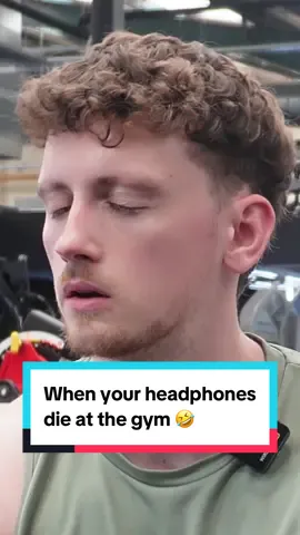 When your headphones die at the gym 💀🤣 #gym #Fitness #fyp #gymfunny 