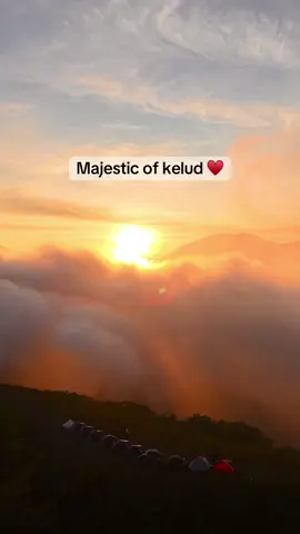 Kemegahan sunrise camp kelud via ngantang, namun butuh effort lebih untuk sampai disini 🙌🏻  #keludviangantang #kelud #gunungkelud #camping 