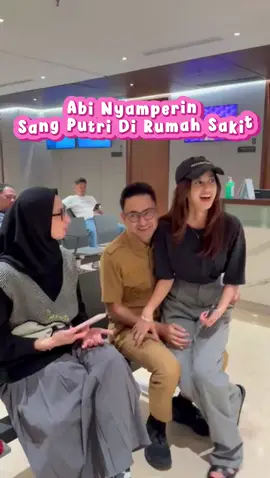 So sweet-nya @abiramzi76 ditengah kesibukannya masih sempet hadir untuk putri tercinta @asilamaisa . 🤗 Cepet sembuh kakak Asila! ✨ #AsilaMaisa #AMTeam #AsilaMaisaManagement @avibasalamah05 